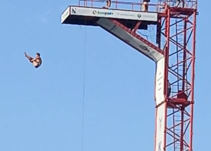 В Севастополе прыгали в воду с экстремальной высоты