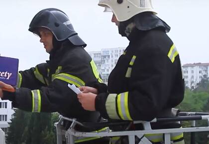 Севастопольские МЧС-овцы креативно поздравили детей в больнице