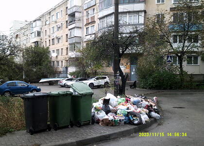В севастопольском дворе убрали мусорный контейнер. Что из этого вышло