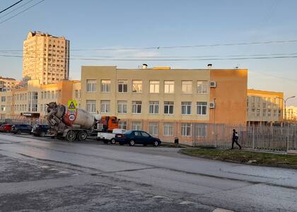 В Севастополе на Античном жителям новостроя мешает забор соседей