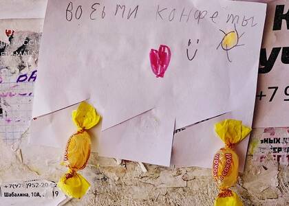 В Севастополе появились конфеты на объявлениях